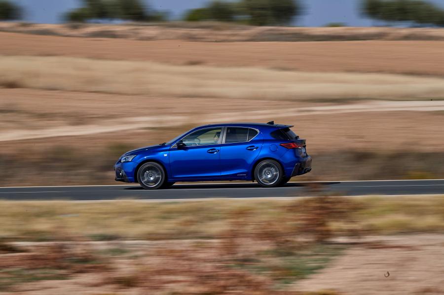  Lexus CT200h F-Sport 2017 года  (WW) (фото 10 из 25)